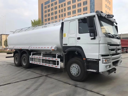 25m3 오일 저장 용량 Sinotruck HOWO 6X4 연료 탱크 트럭 2 개의 소방 장치