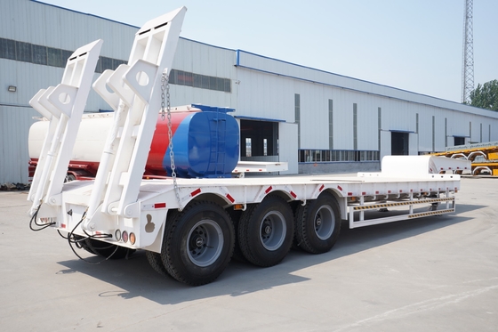 시노트룩 HOWO 3축 60t 반저장 트레일러 램프 7000-8000mm 휠 베이스 평면