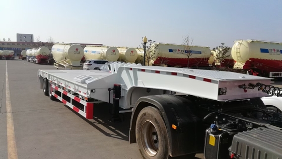 시노트룩 HOWO 3축 60t 반저장 트레일러 램프 7000-8000mm 휠 베이스 평면