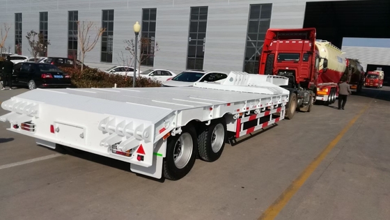 시노트룩 HOWO 3축 60t 반저장 트레일러 램프 7000-8000mm 휠 베이스 평면